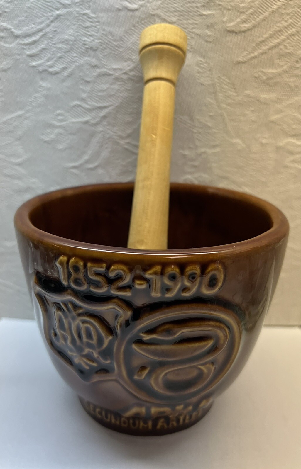 1990 APhA AMERICAN PHARMACEUTICAL ASSOCIATION MORTAR & WOODPESTLE-Brown Pottery