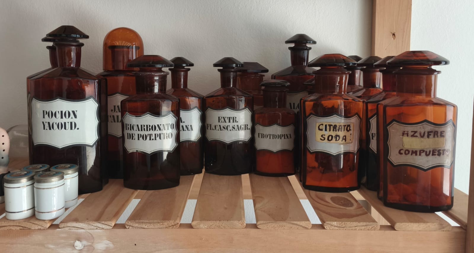 A LOT OF FOUR WT&CO CLEAR GLASS PHARMACY BOTTLES.GLASS LABELS