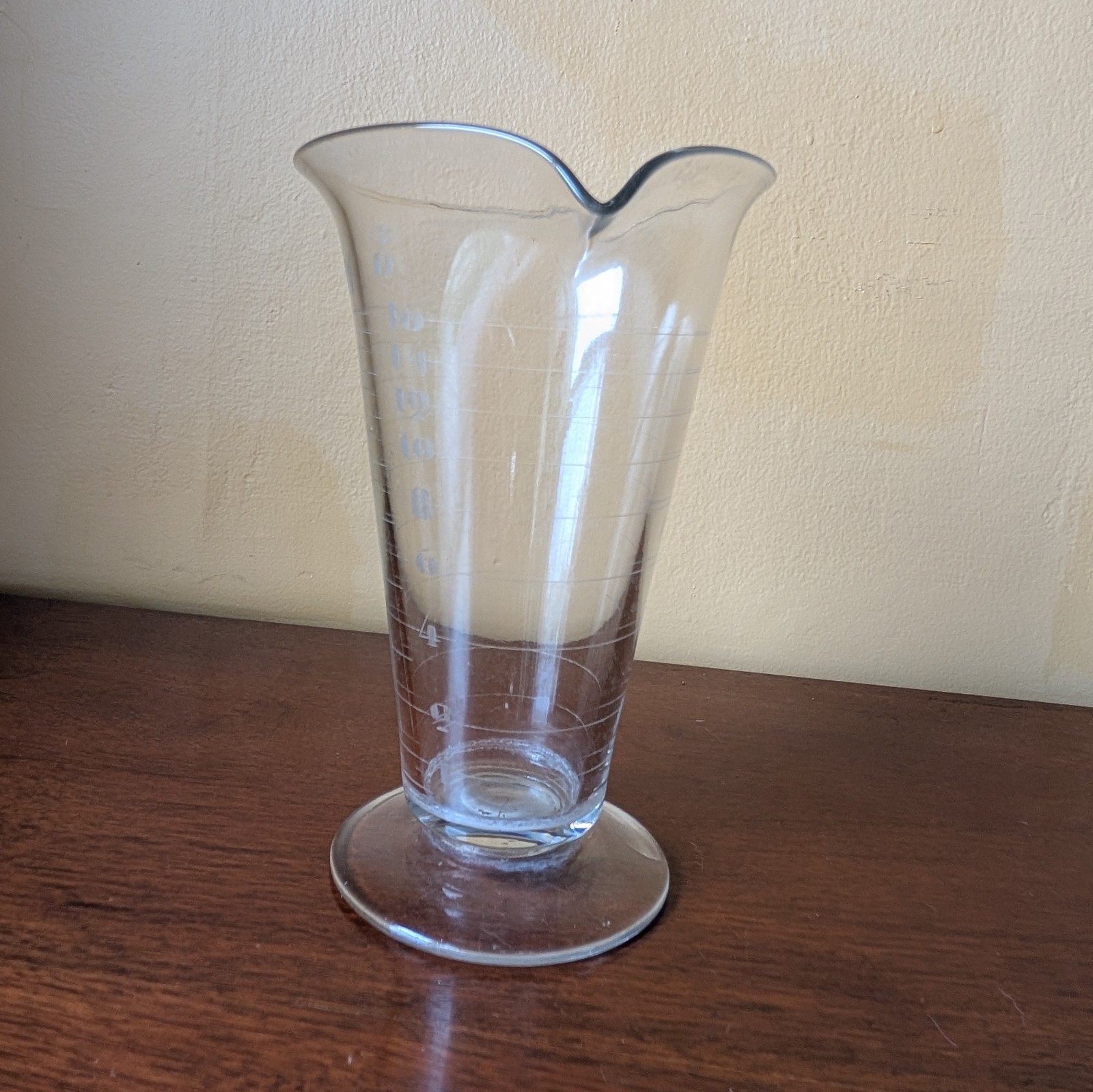 VINTAGE APOTHECARY/PHARMACY GRADUATED CYLINDER 16 OUNCE