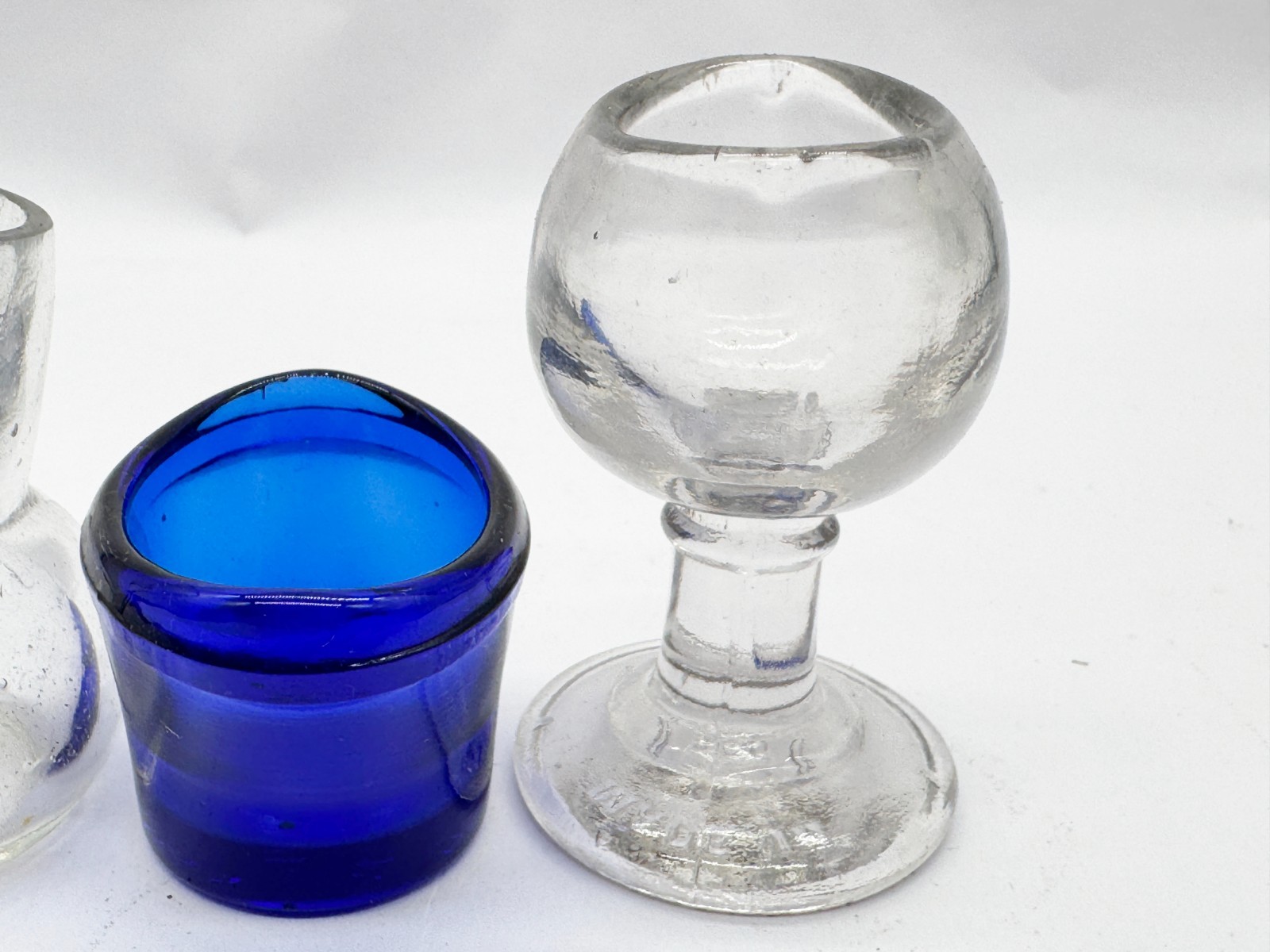 VINTAGE GLASS EYE BATHS SET OF 3 CLEAR & BLUE CUPS ENGLAND EARLY MEDICAL PHARMAC