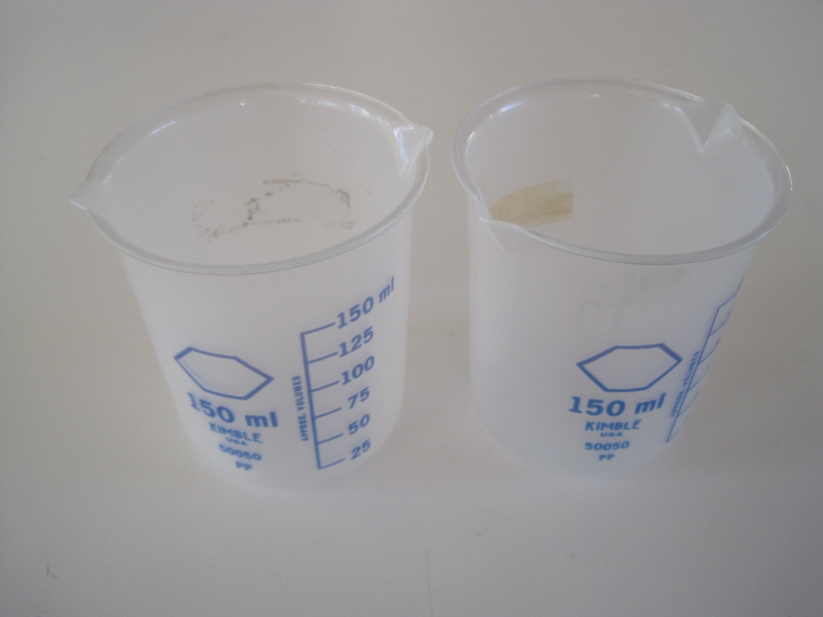 2 Plastic Liquid Beakers 150 ml Kimble
