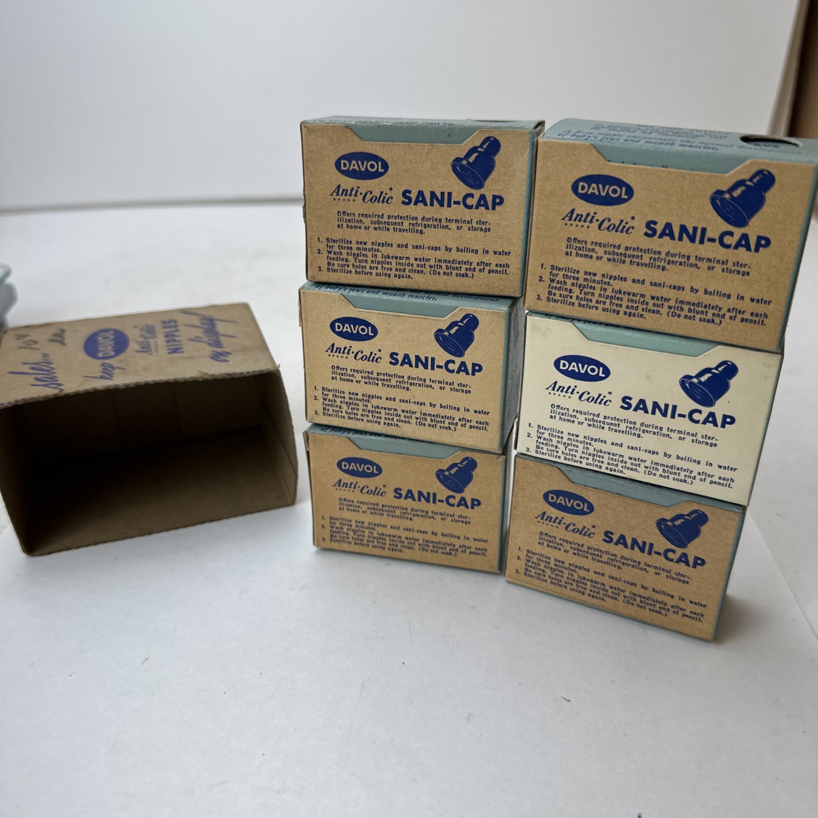 Lot 7 Davol Anti-Colic Nipples 151 & 131, 4 Nursing Bottle Caps 150, 1 Seals 158