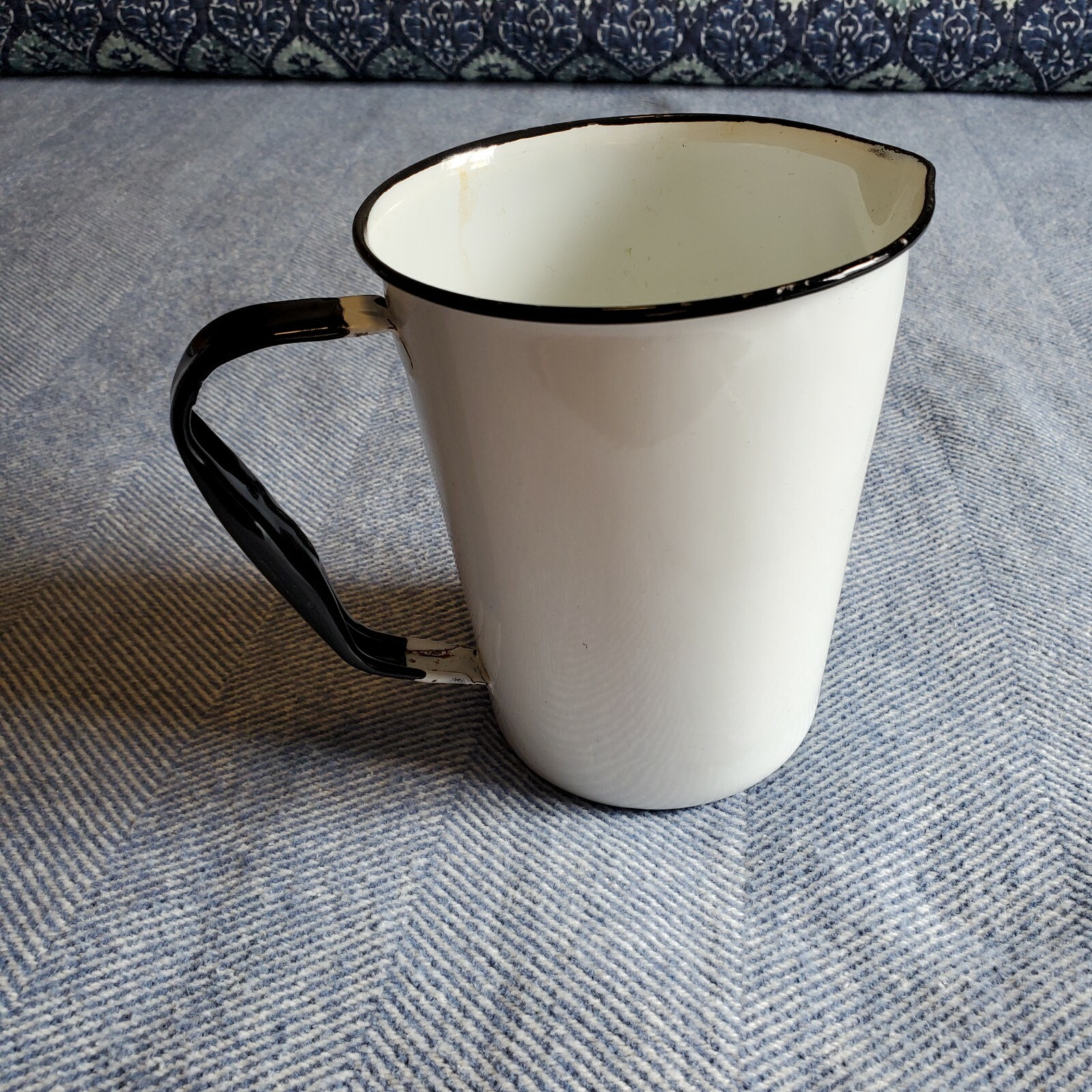 Vintage Medical WHITE ENAMELWARE Measuring Cup Pitcher 32 oz / 1000 cc