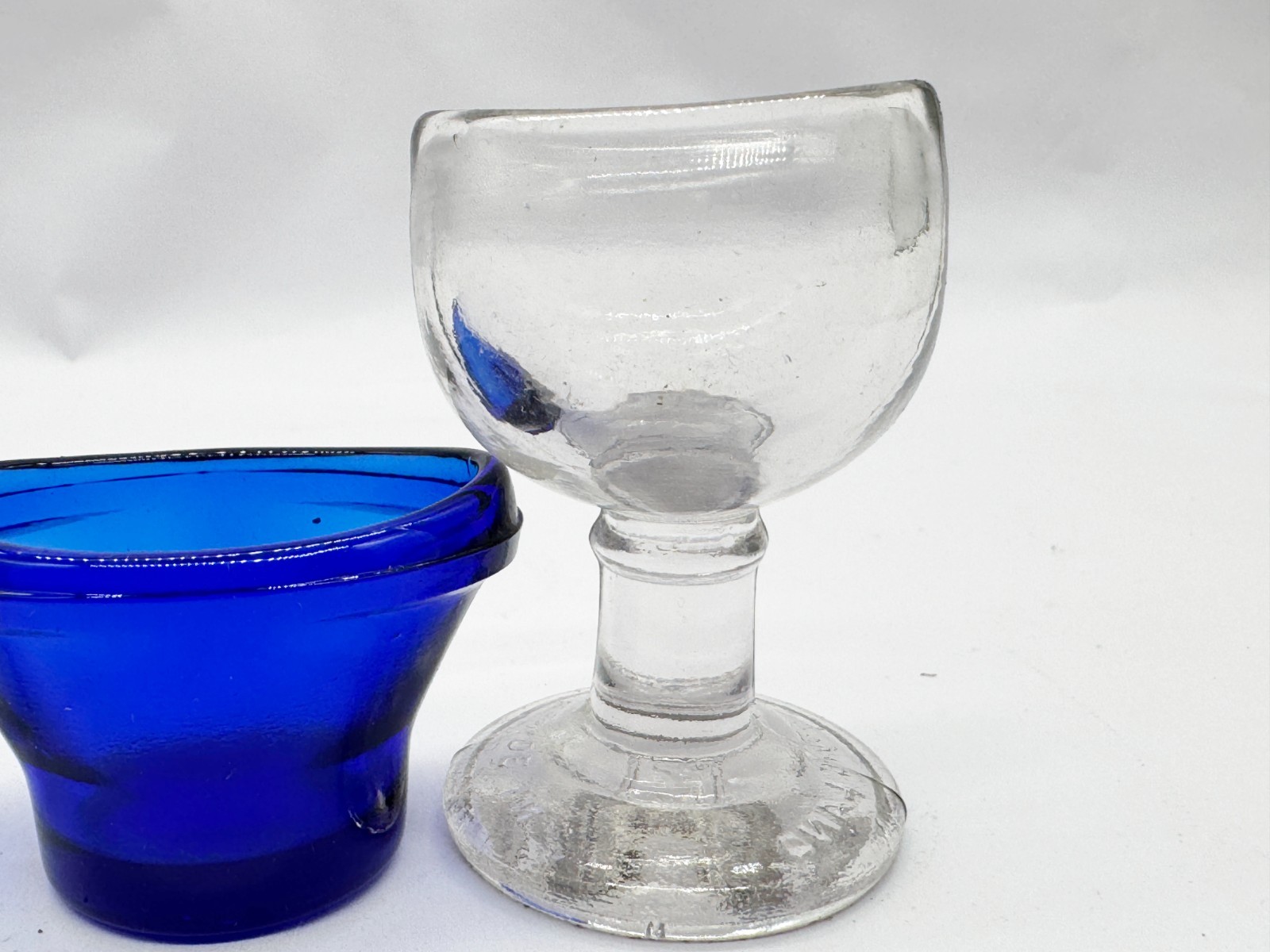 VINTAGE GLASS EYE BATHS SET OF 3 CLEAR & BLUE CUPS ENGLAND EARLY MEDICAL PHARMAC