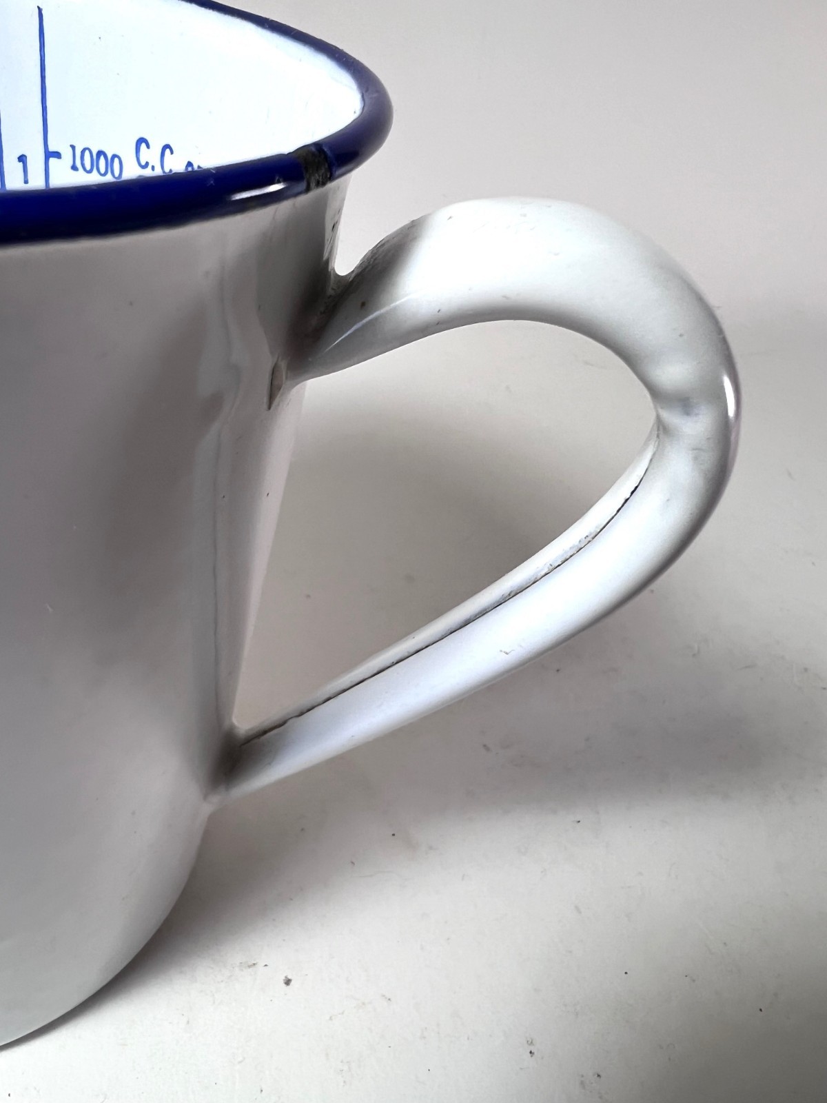 Vintage White Enamelware/Blue Medical Measuring Pitcher Cup – Gr. 1000 Oz 32