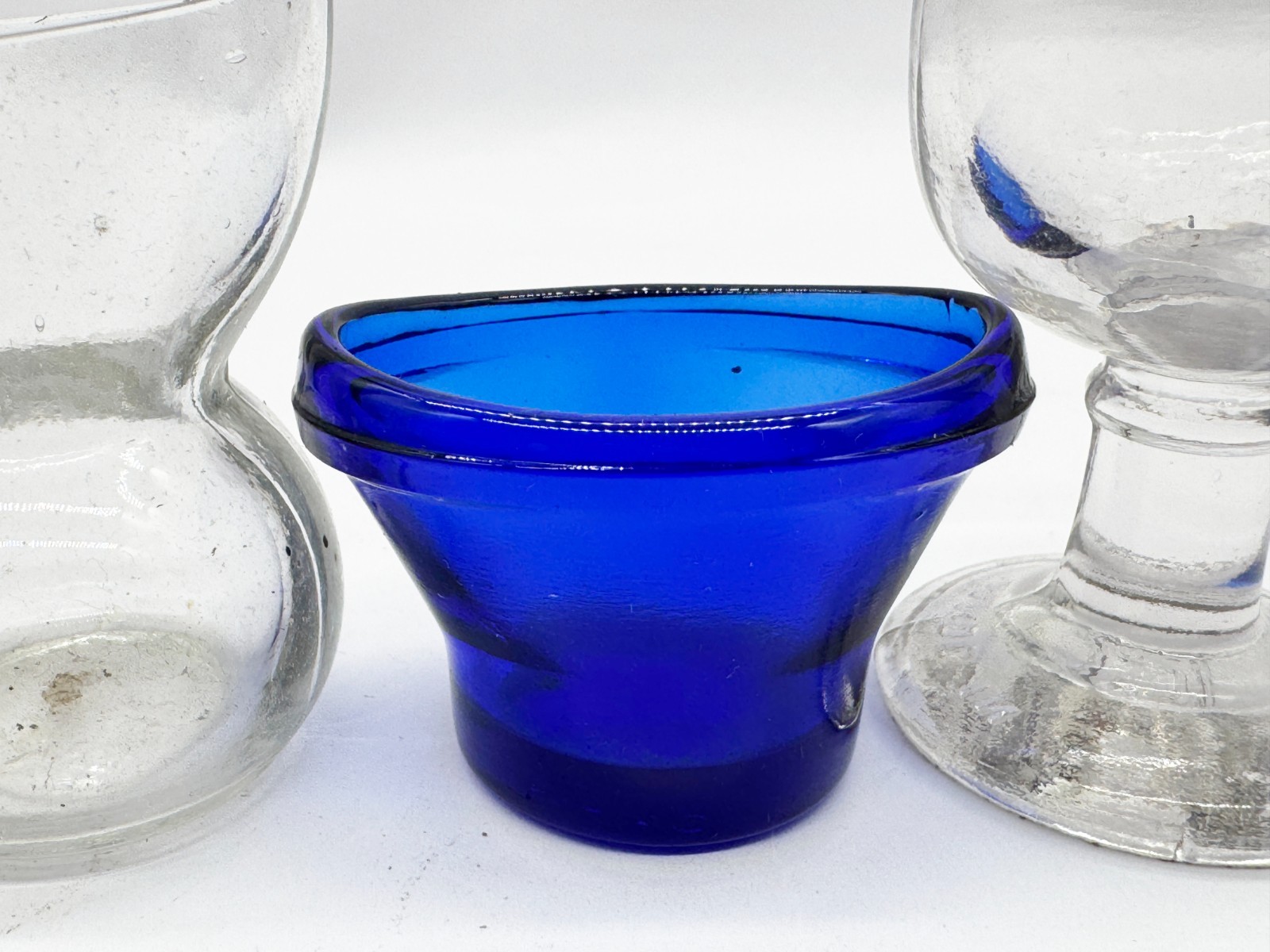 VINTAGE GLASS EYE BATHS SET OF 3 CLEAR & BLUE CUPS ENGLAND EARLY MEDICAL PHARMAC