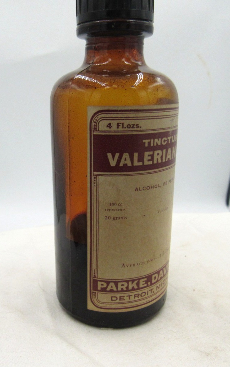 BW – 1940’s Parke, Davis & Co Detroit Mich Valerian 5 1/4″ Amber Medicine bottle