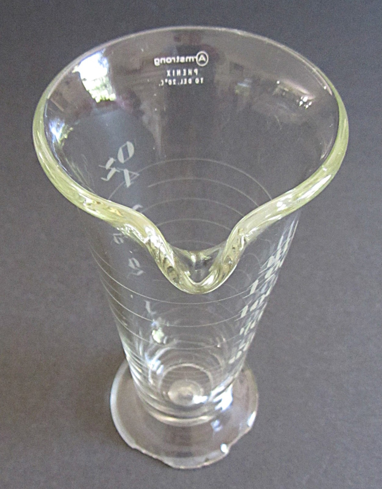 VTG ARMSTRONG ETCHED GLASS FOOTED APOTHOCARY 4oz MEASURING BEAKER w/SPOUT~DAMAGE