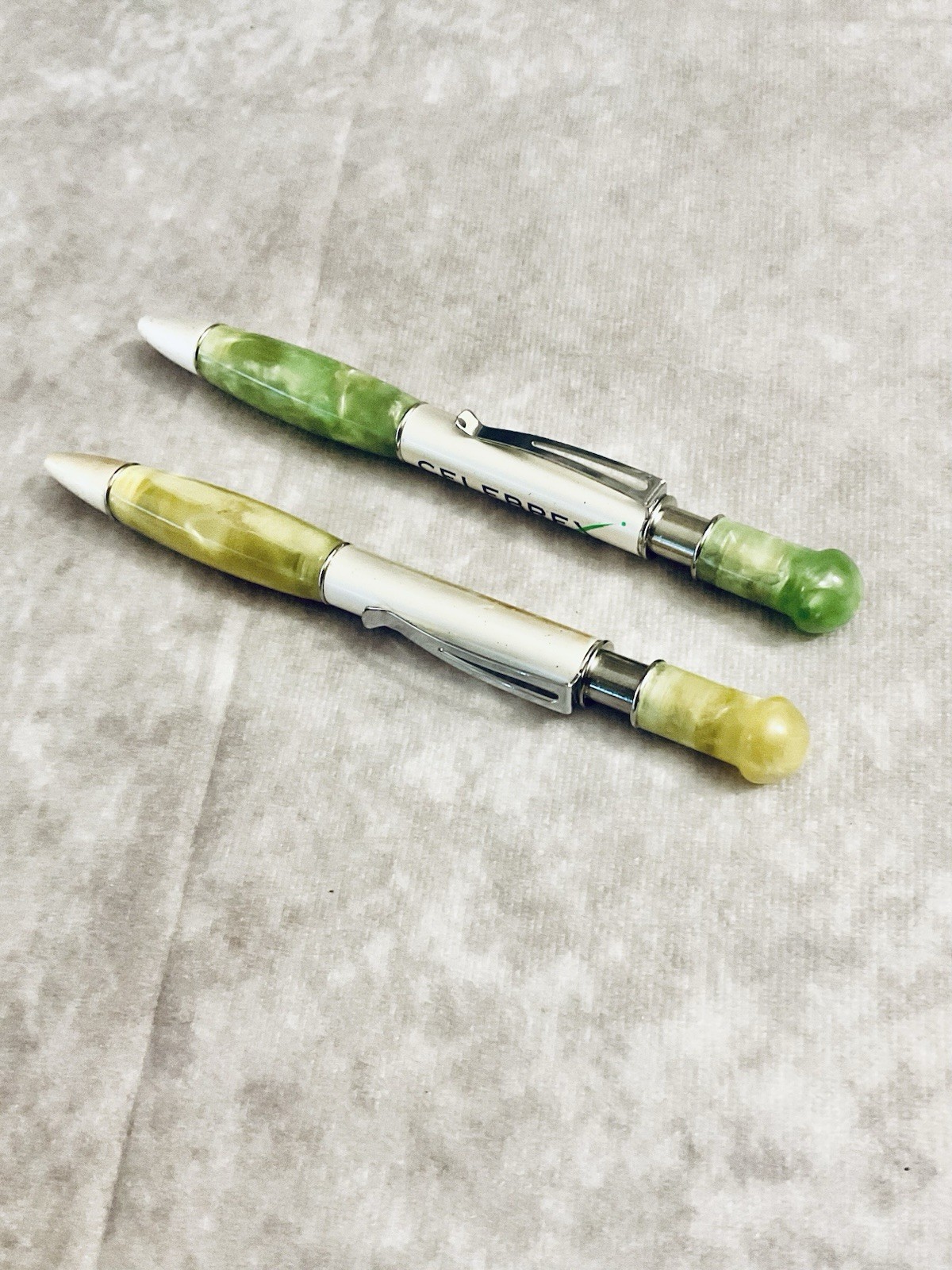 CELEBREX PHARMACEUTICAL REP PEN MARBLED BARREL YELLOW GREEN CHROME CLIP LOT OF 2