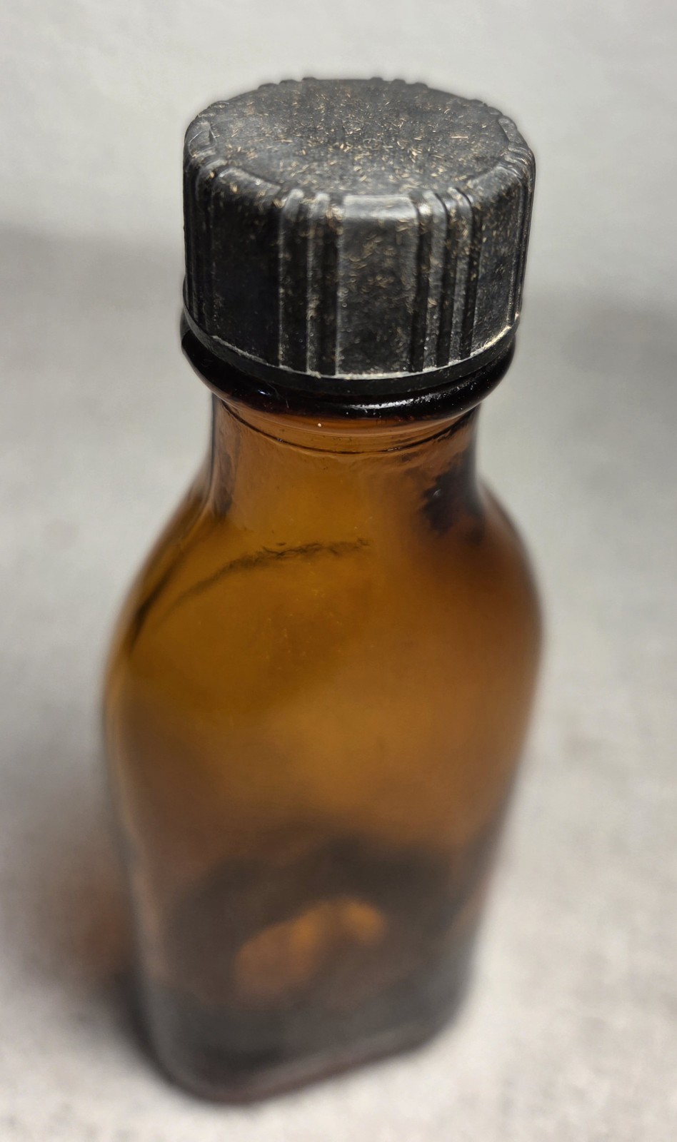 4-ounce pharmacy prescription bottle amber glass antique with bakelite cap