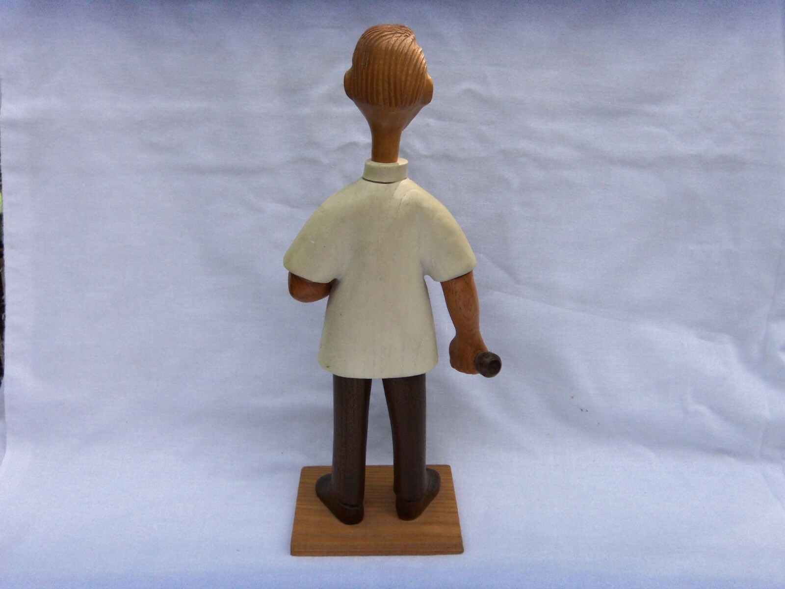 VINTAGE WOOD STATUE – PHARMACIST HOLDING MORTER & PESTLE 12″ TALL NICE