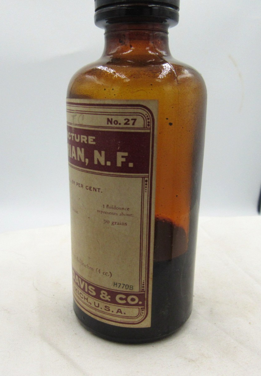 BW – 1940’s Parke, Davis & Co Detroit Mich Valerian 5 1/4″ Amber Medicine bottle