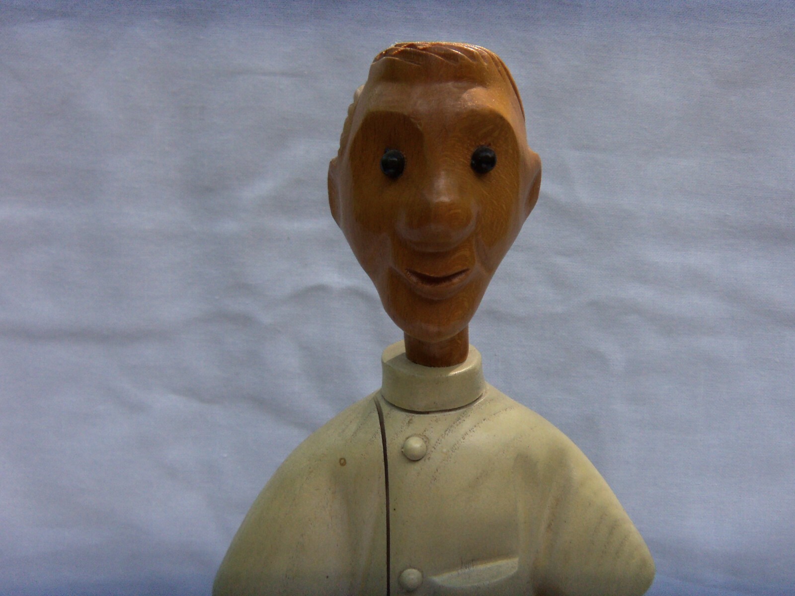 VINTAGE WOOD STATUE – PHARMACIST HOLDING MORTER & PESTLE 12″ TALL NICE