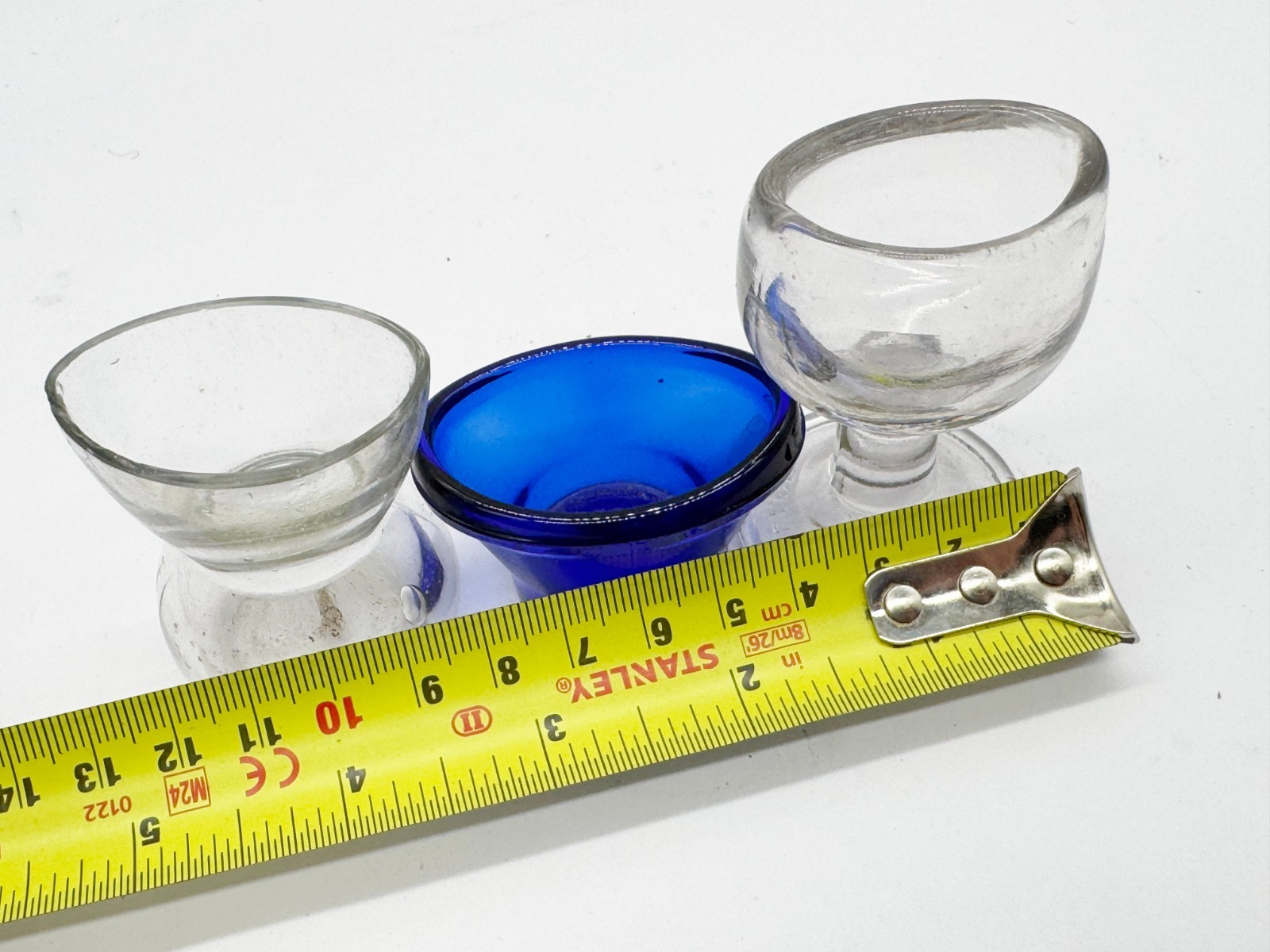 VINTAGE GLASS EYE BATHS SET OF 3 CLEAR & BLUE CUPS ENGLAND EARLY MEDICAL PHARMAC