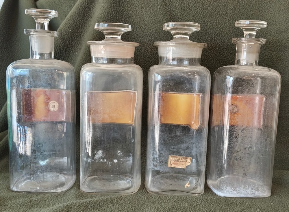A LOT OF FOUR WT&CO CLEAR GLASS PHARMACY BOTTLES.GLASS LABELS