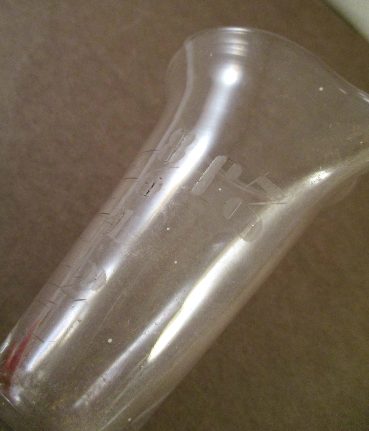 ANTIQUE Vtg ETCHED GLASS APOTHECARY FOOTED MEASURING BEAKER POUR SPOUT 3-5/8″