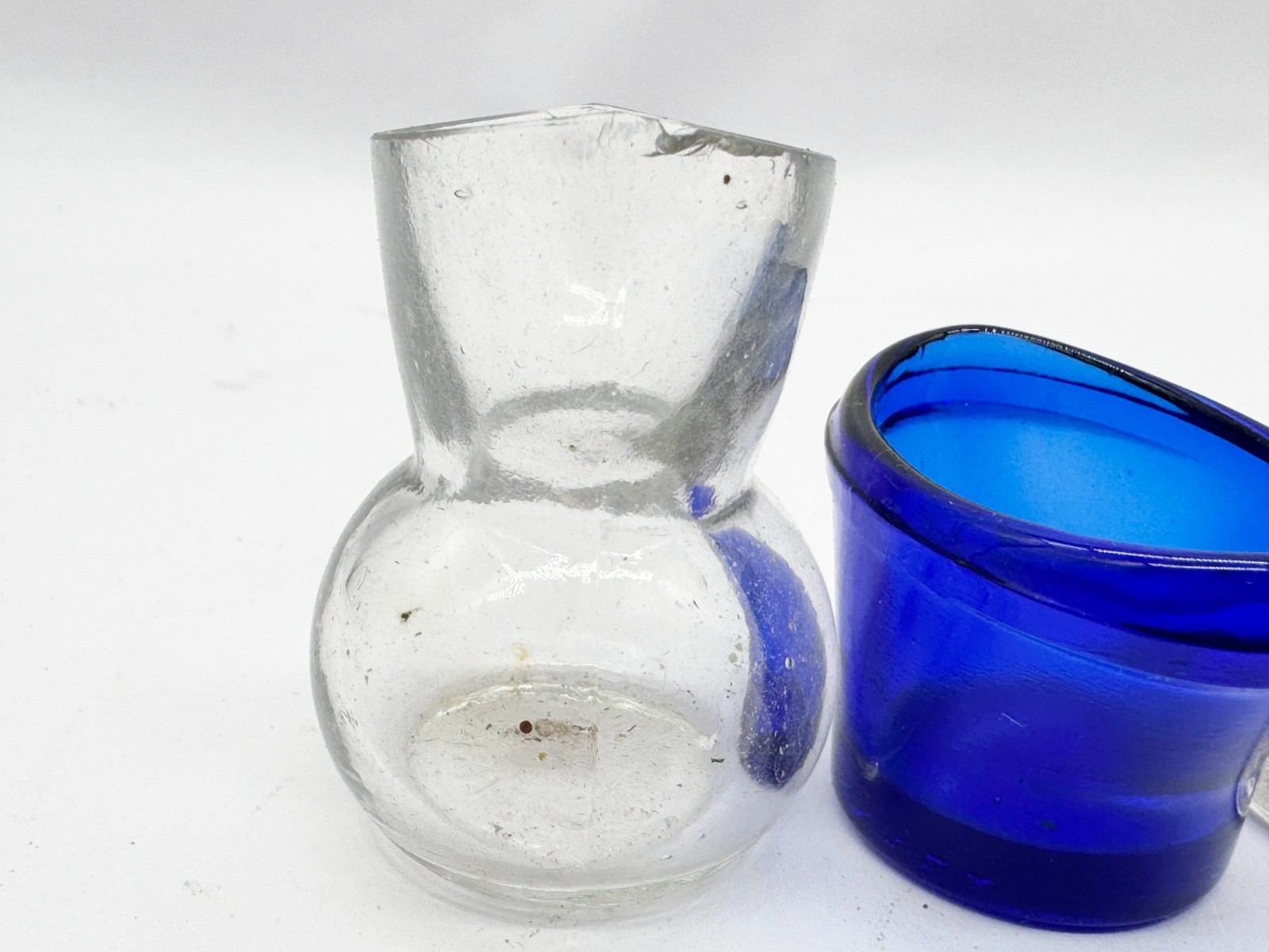VINTAGE GLASS EYE BATHS SET OF 3 CLEAR & BLUE CUPS ENGLAND EARLY MEDICAL PHARMAC
