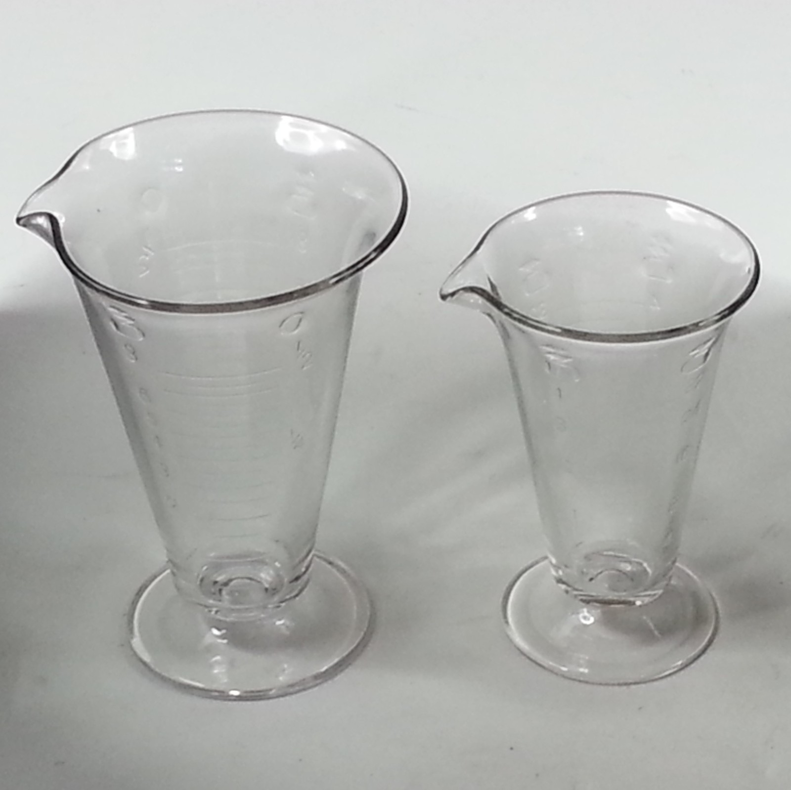 2 Piece Apothecary Clear Medical Measuring Beakers