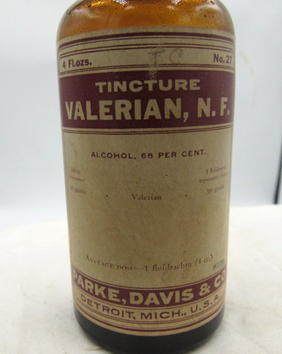 BW – 1940’s Parke, Davis & Co Detroit Mich Valerian 5 1/4″ Amber Medicine bottle