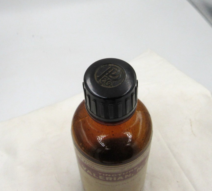 BW – 1940’s Parke, Davis & Co Detroit Mich Valerian 5 1/4″ Amber Medicine bottle