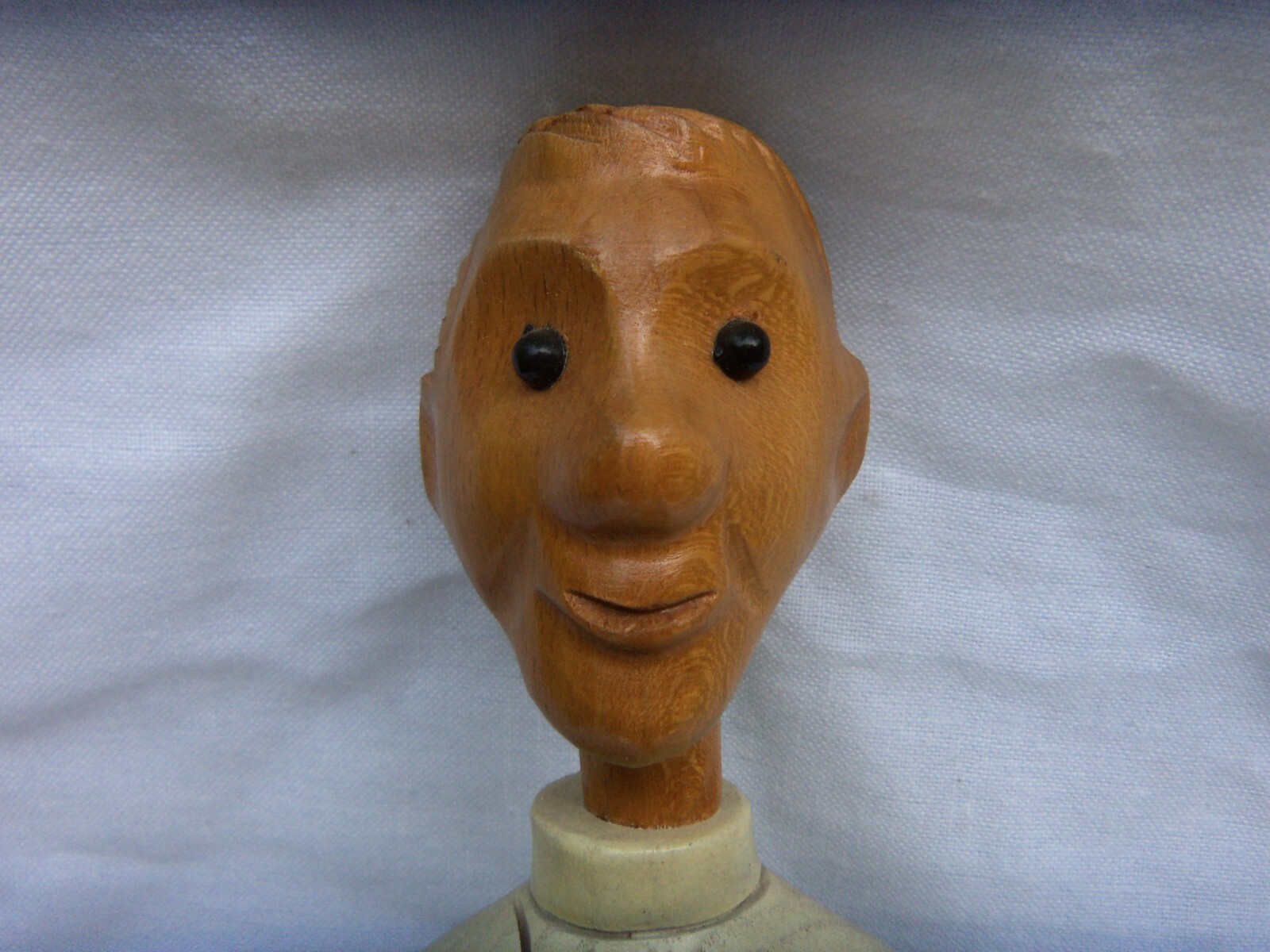 VINTAGE WOOD STATUE – PHARMACIST HOLDING MORTER & PESTLE 12″ TALL NICE