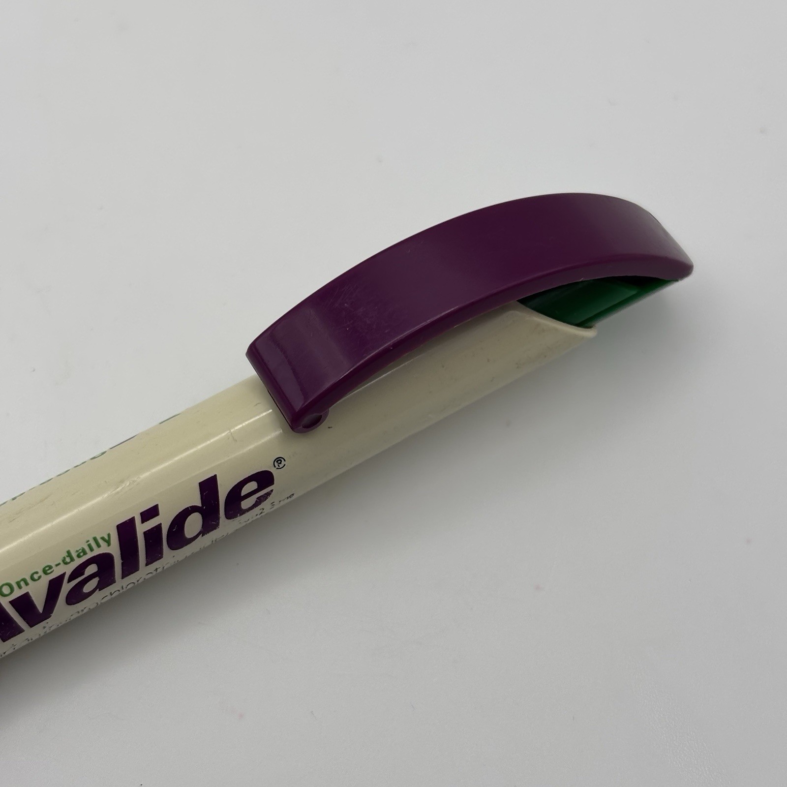 Vtg AVAPRO Pen Plastic Retractable Drug Rep – White Purple Green