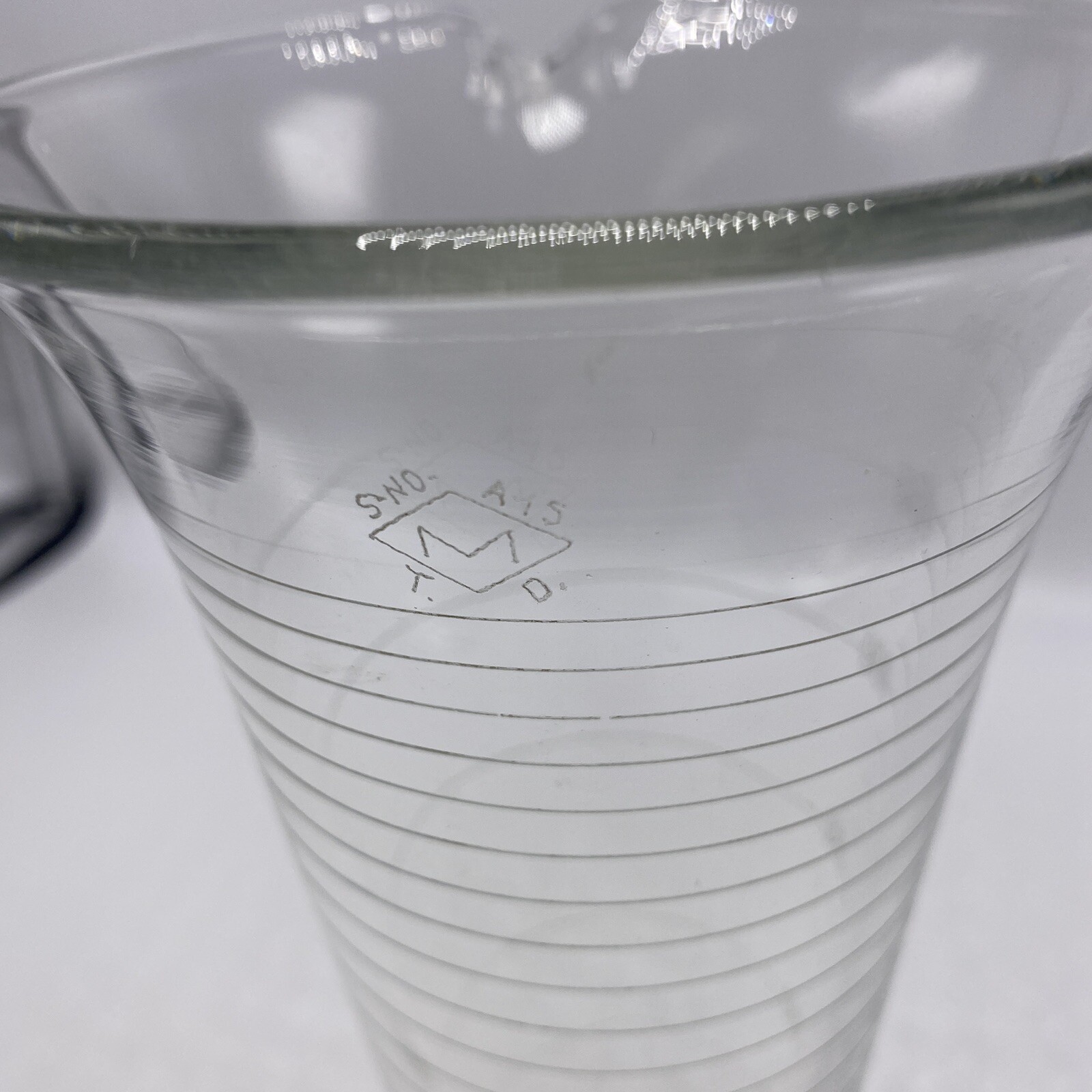 Barware Chemist Apothecary Fluted Glass Beaker Graduated 500cc 16 oz.Pour Spout