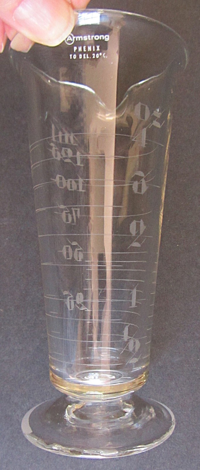 VTG ARMSTRONG ETCHED GLASS FOOTED APOTHOCARY 4oz MEASURING BEAKER w/SPOUT~DAMAGE