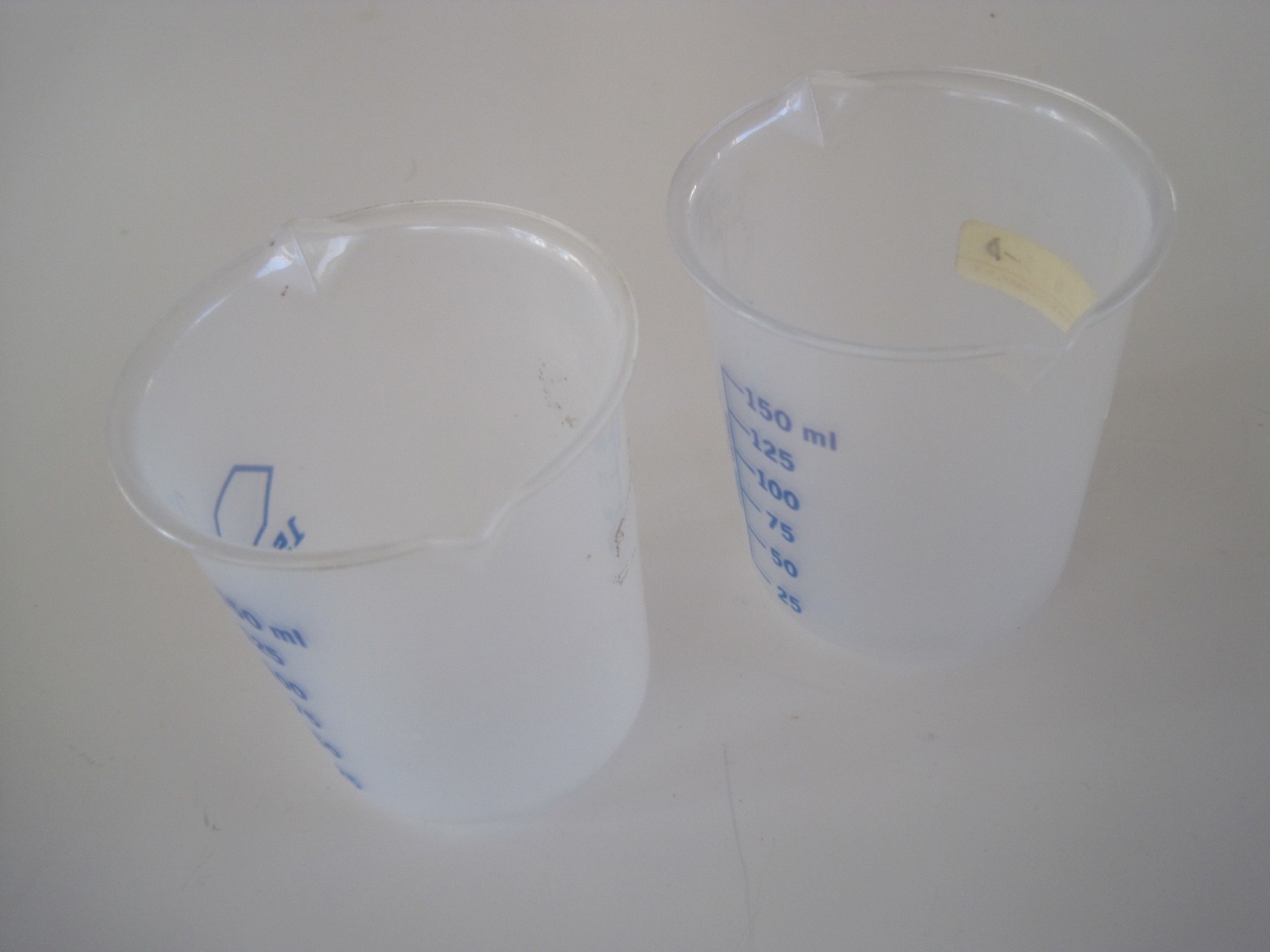 2 Plastic Liquid Beakers 150 ml Kimble